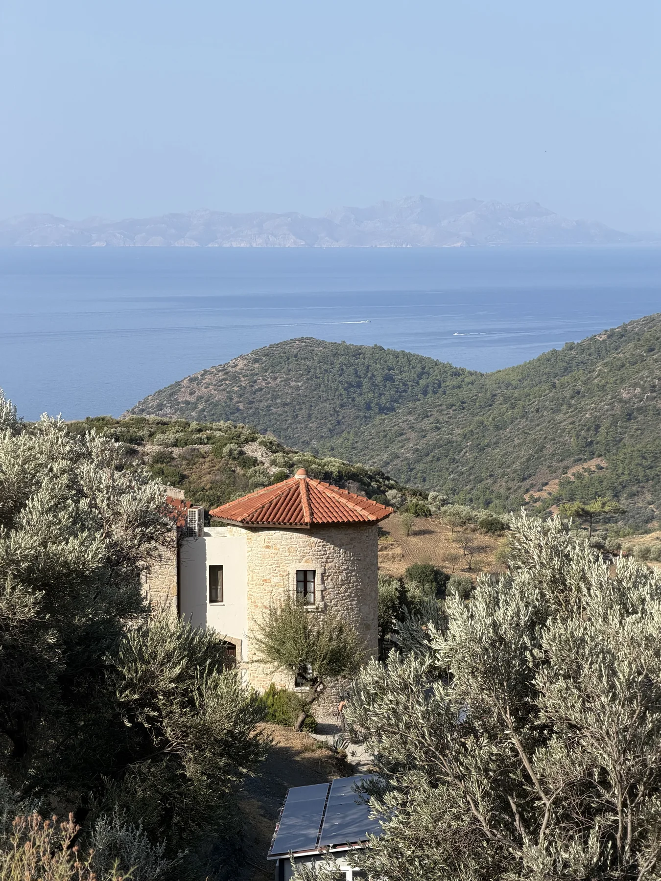 Datça’da deniz ve dağ manzaralı inziva alanı